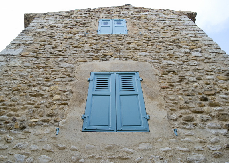 Provence 2014 +20140611_0595 als Smart-Objekt-1 Kopie.jpg - Die Häuser sind wahrscheinlich mit den herumliegenden Steinen aus der Region gebaut worden